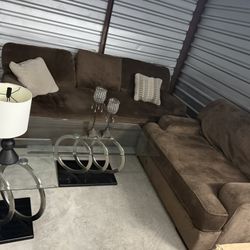 Se Vende Juego De Sala De 2 Piezas De Usado En Buenas Condiciones La Tela Es Como De Gamusa Y Juego De Mesas Incluidas Todo Está En Perfecto Estado 