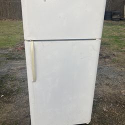 Frigidaire Refrigerator Works Good Only Thing Wrong With It Is 1 Of The Bottom Crispers Is Missing 