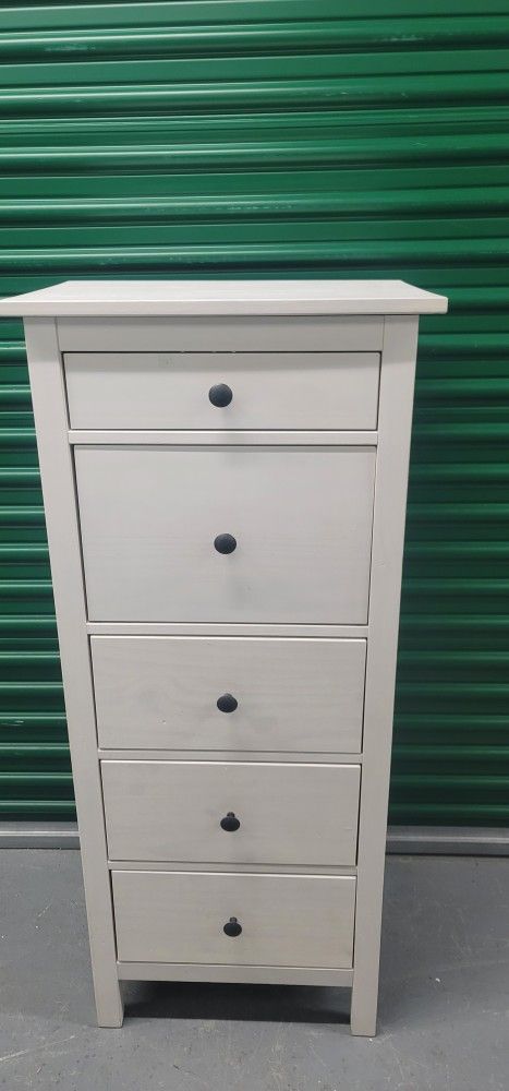 White Ikea Hemnes 5 drawer lingerie/chest, tall narrow dresser. Se Habla Español