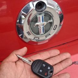 Car Keys And Remotes  / Llaves De Carro Y Controlles 