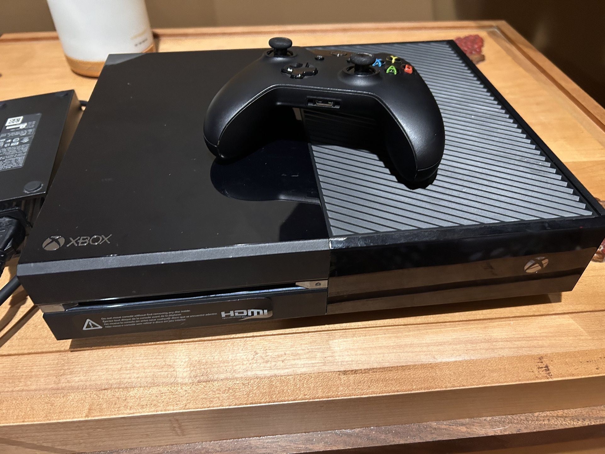 Xbox One console with one controller