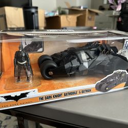 Jada THE DARK KNIGHT BATMOBILE & BATMAN* 1:24 Scale