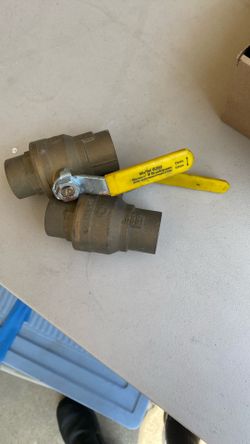 Two 1 1/4 sweat gate valves