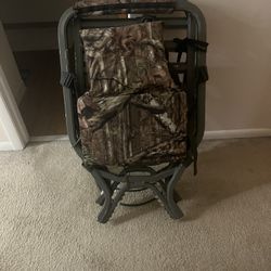 A Summit Titan ST A climbing Tree Stand Almost Brand New Used Two Times