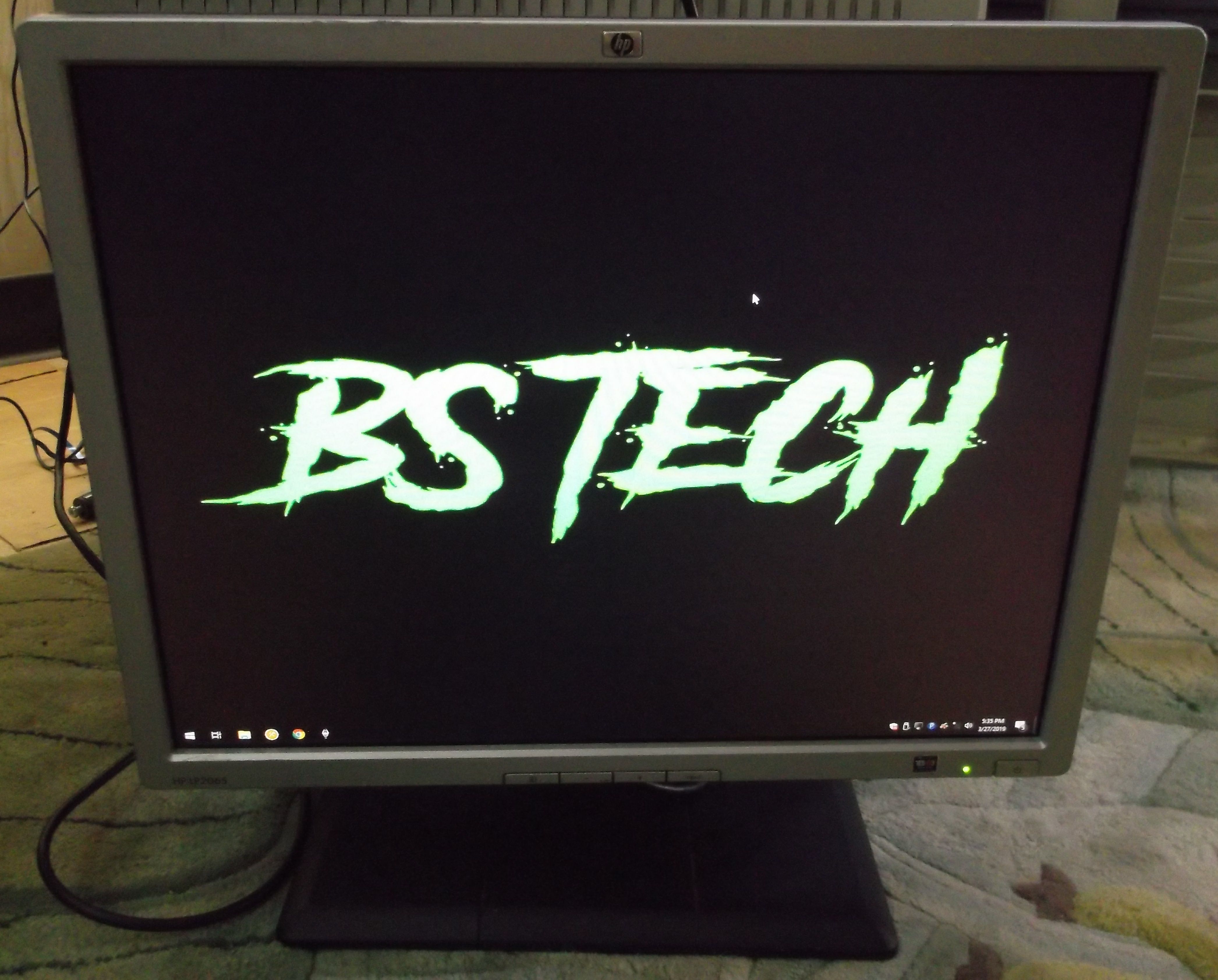 HP LP2065 Computer Monitor 20" 4:3 aspect ratio 1600x1200 turns left and right, rotates 90 degrees for document view, raise and lower, tilt back