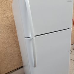 Fridgidaire Refrigerator 