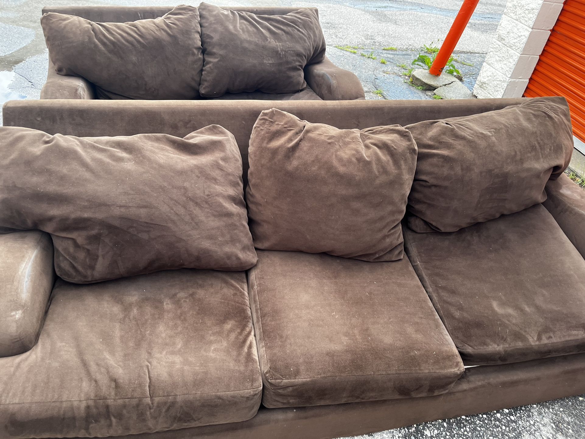 MICROFIBER BROWN COUCH 175 OBO FREE DELIVERY FREE DELIVERY  CUSHION ARE WET IN PIC FROM CLEANING 