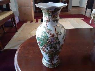 REALLY NEAT LOOKING ASIAN Vase Very COLORFUL and DETAILS 12 INCHES Tall 20 DOLLARS