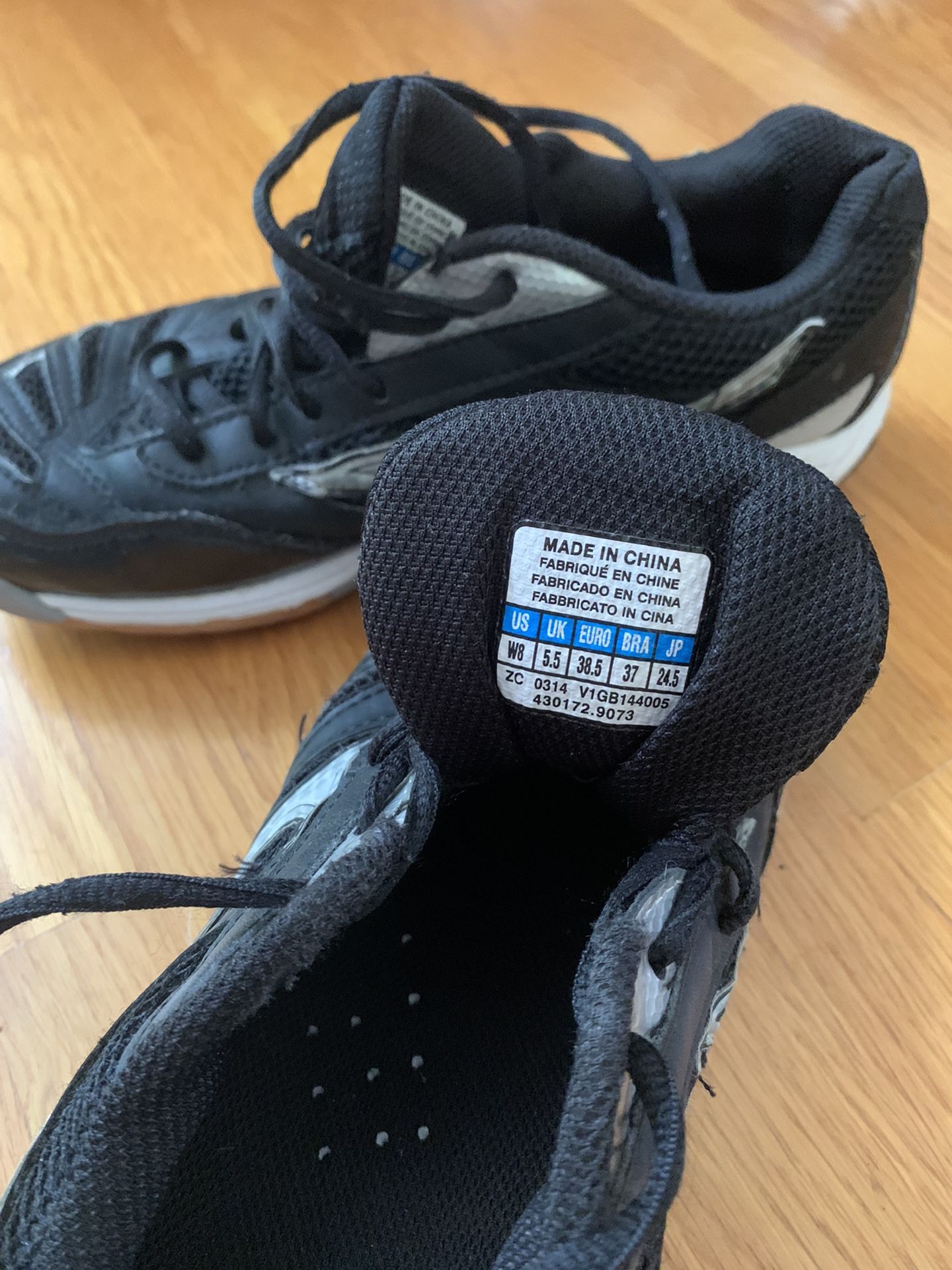 Woman’s Volleyball Shoes (Mizuno, Size W8)