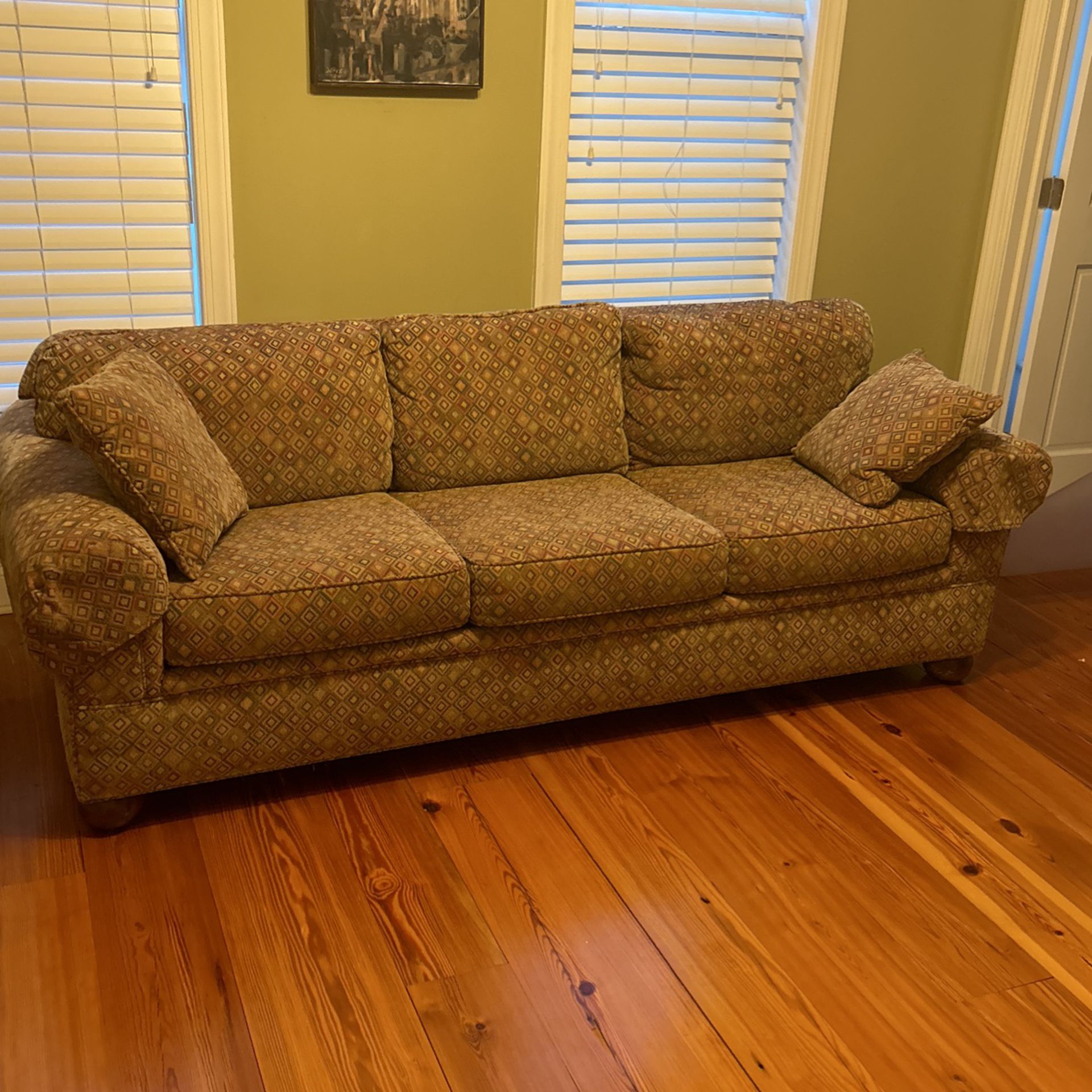 Queen Sleeper Couch  Excellent Like New Condition