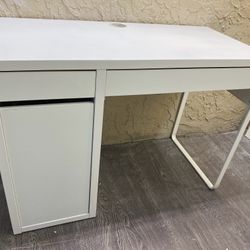 White Desk With Storage - Local Delivery Available for a Fee - See My Other Items 😀