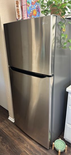 LG Fridge, 30” top freezer