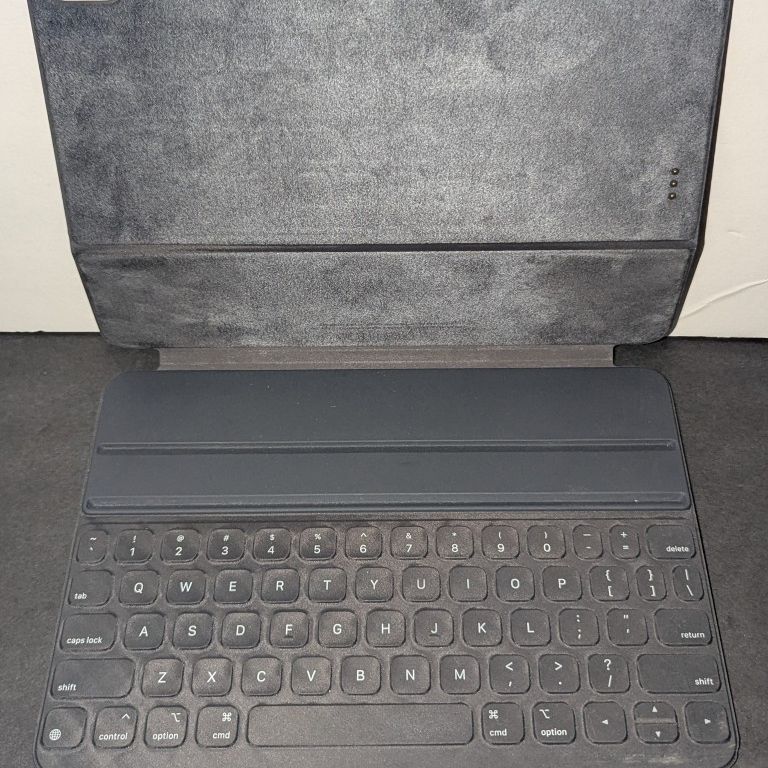Apple Smart Keyboard Folio Model A2308 for Sale in Santa