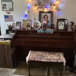 Free to  Christian church working Vintage  Antique Piano