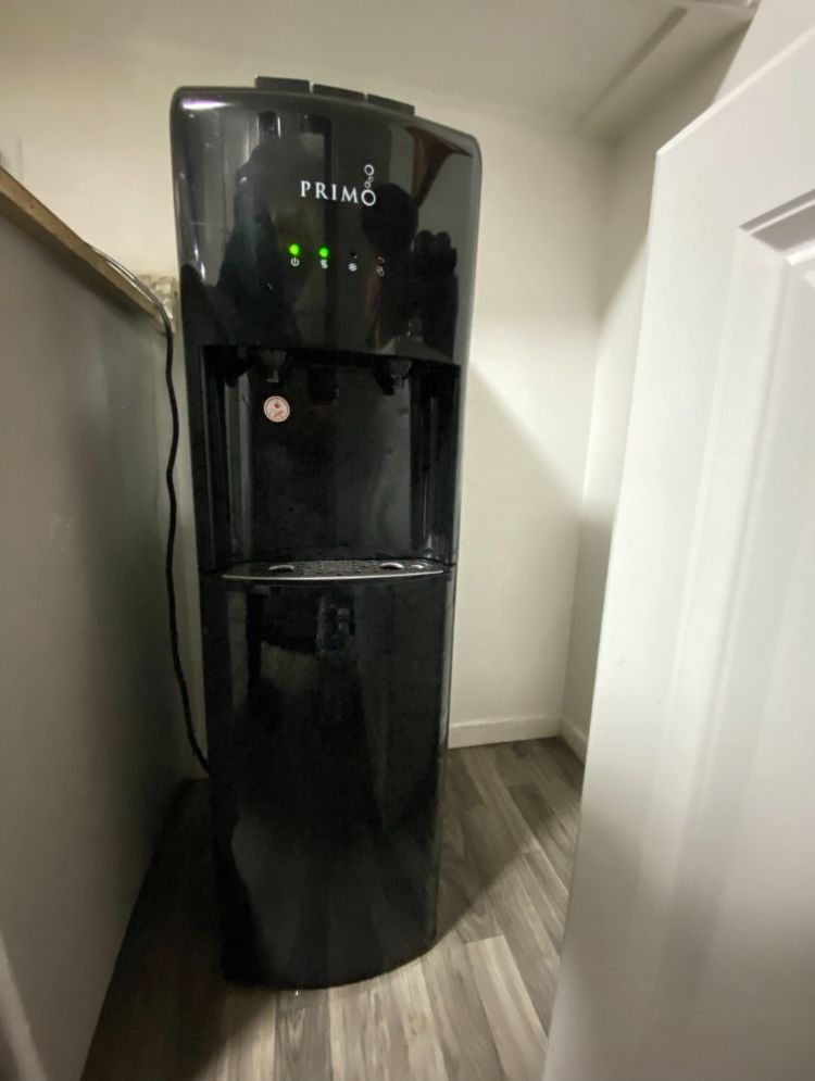 Hot and cold water dispenser in good condition