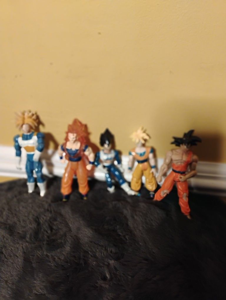 Lot 5 Dragon Ball Z Figures