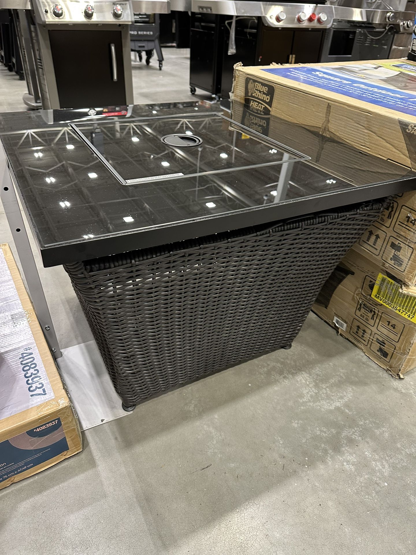 Brand New Blue Rhino 32-in W 50000-BTU Steel Propane Gas Fire Pit Table