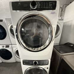 Electrolux Washer And Dryer Set “27 ( Lavadora Y Secadora )