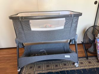 Baby Bassinet with Storage Shelf and Wheels
