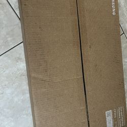 Samsung 398 Series LCD 27” Full HD  1920 X 1080 HDMI Curved Gaming Monitor 