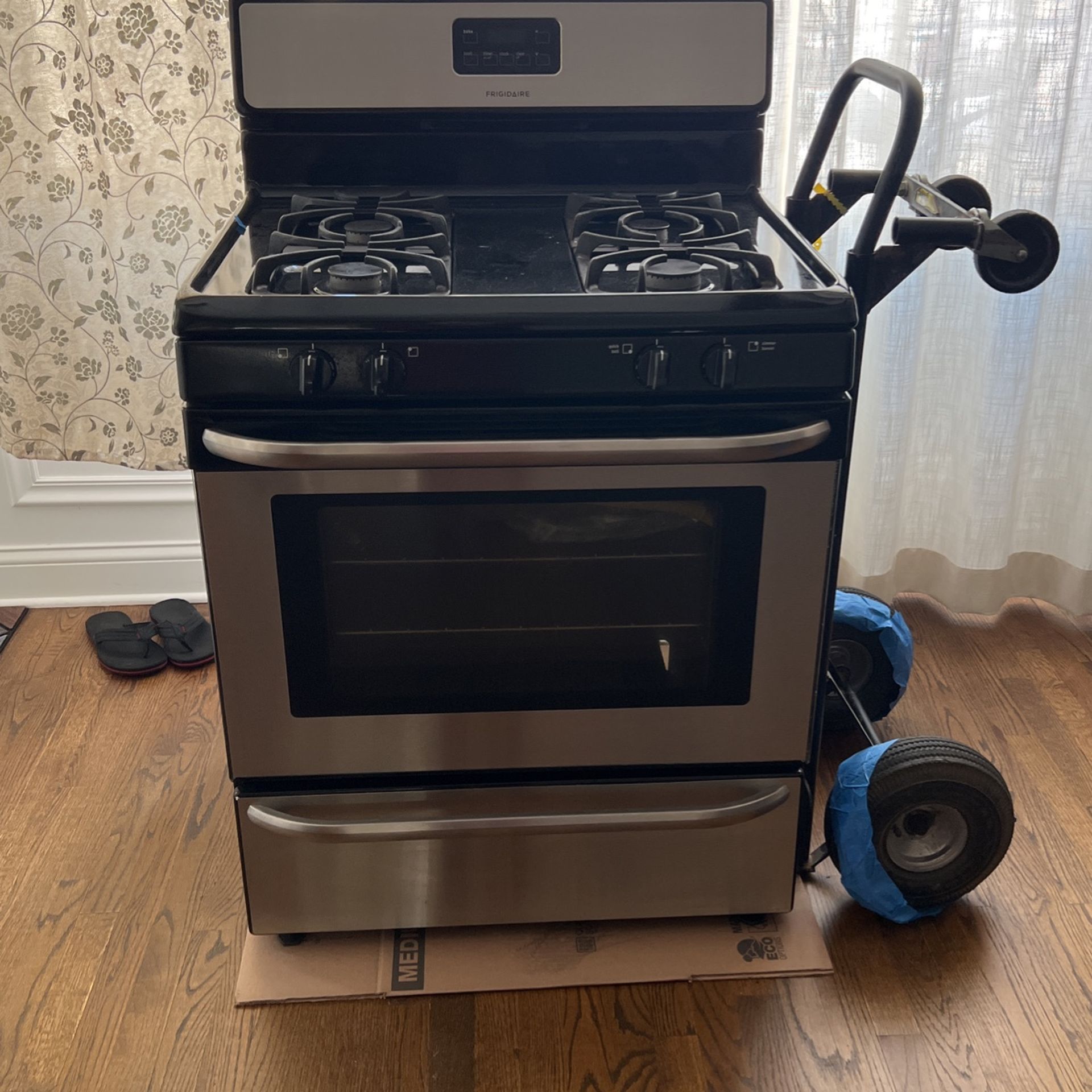 Frigidaire Stove FFGF3047LSF & Microwave