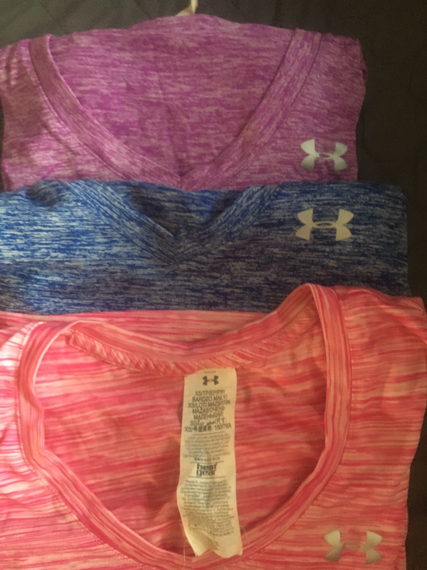 Under Armor Three Short Sleeve V-neck Women’s T’s Size XS