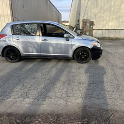 2012 Nissan versa 200k highway miles 4cylinder 30 mpg’s automatic