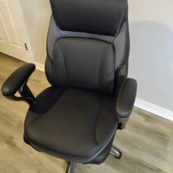 Serta Everett Executive Chair