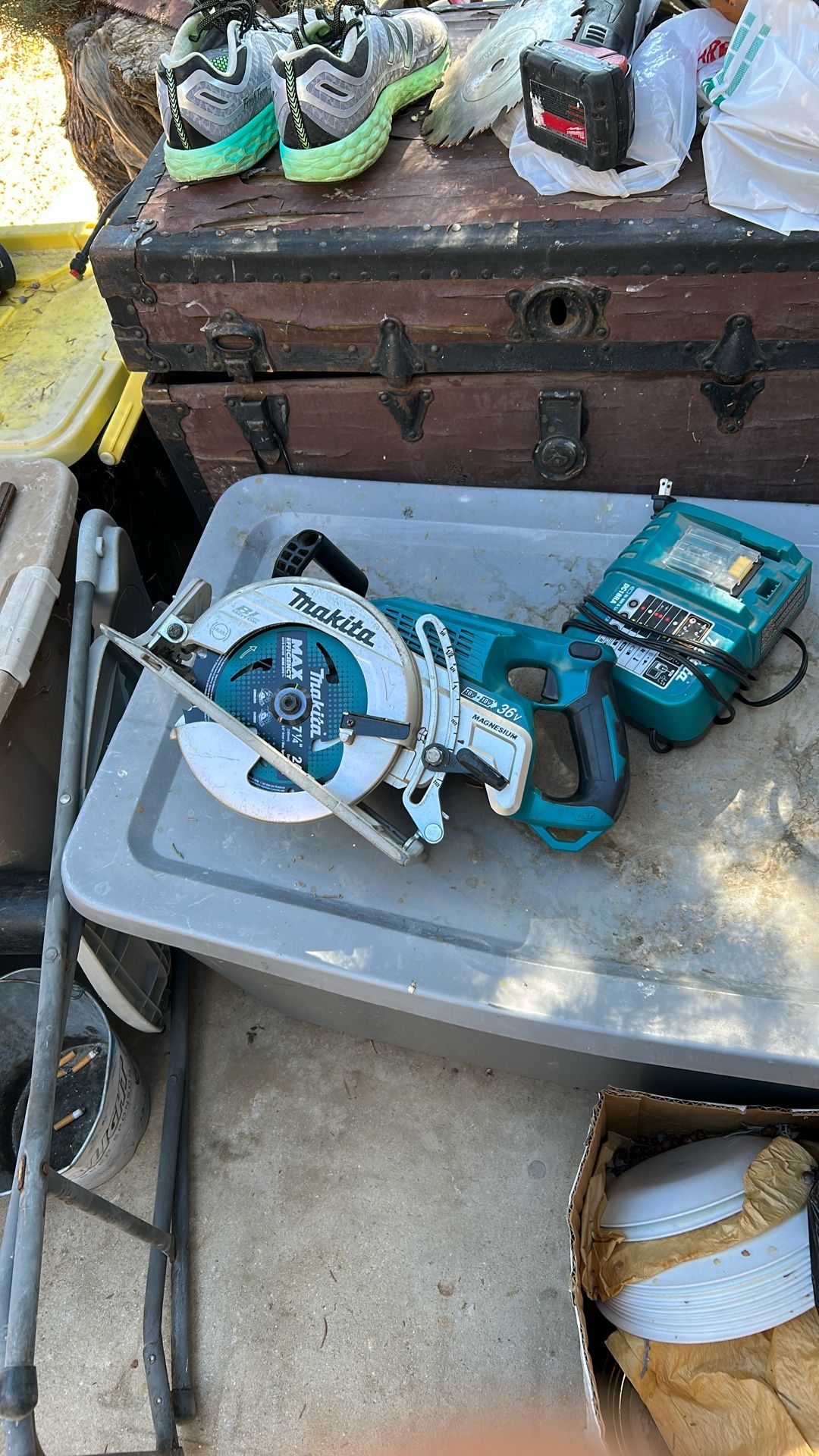 Makita 36v Excellent Condition Batteries And Changer