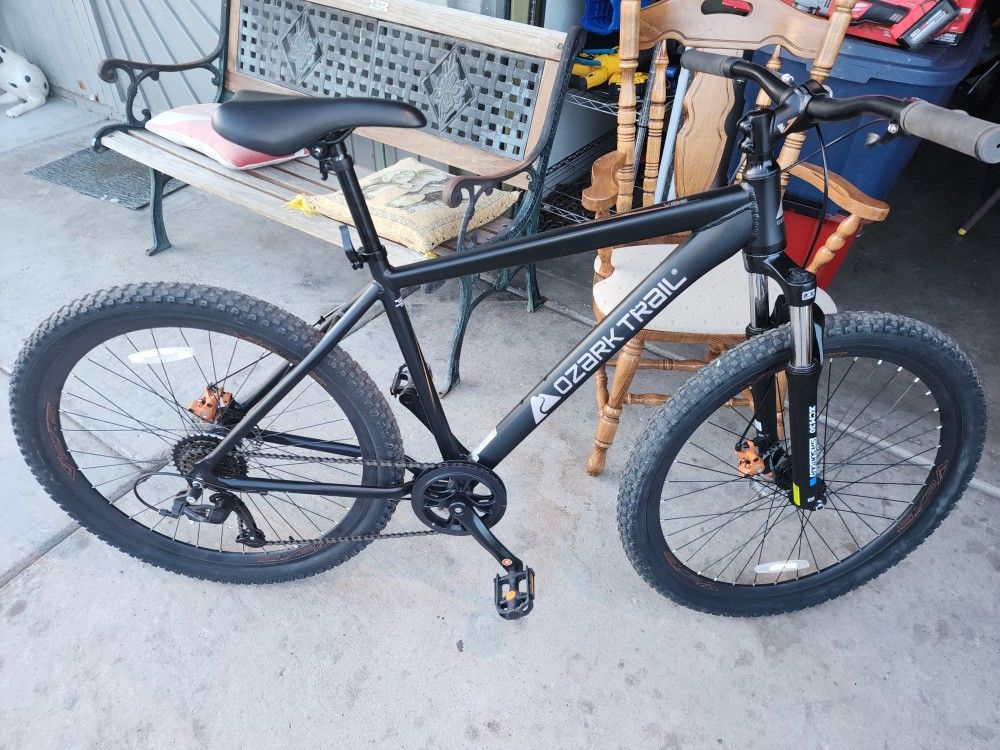 BRANDNEW OZARK TRAIL MOUNTAIN BIKE SIZE WHEELS 27.5 SIZE FRAME L 24 SPEEDS EVERYTHING WORKS READY TO RIDE EQUIPPED WITH DISC BRAKES SISTEM