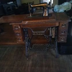 Singer Sewing Machine 