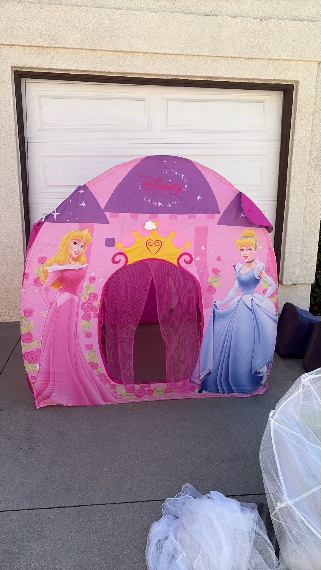Large Disney princess castle pop up with storage bag