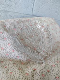 Medium heart-shaped glass trinket dish 