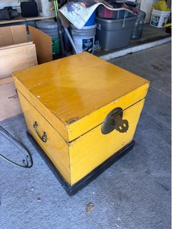 Blanket chest