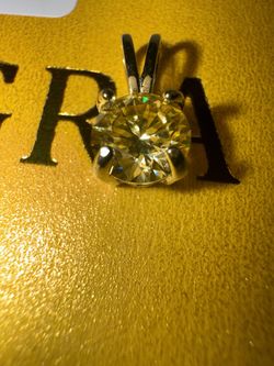  Sparkling Moissanite pendent