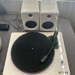 Victrola Modern Bluetooth Stereo Turntable ITUT420