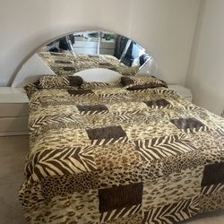 Bedroom Set With Matching Night Stands And Mirror 