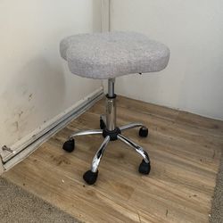Cushioned Stool has Wheels