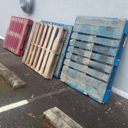 4 Pallets *free*