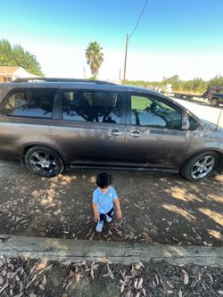 Toyota sienna se 2014 good condition no check engine light on price negotiable need tags