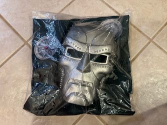 SDCC Hall H Avengers Doomsday Dr Doom Mask & Cape