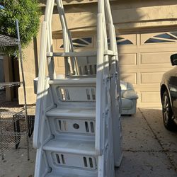 Above ground pool ladder