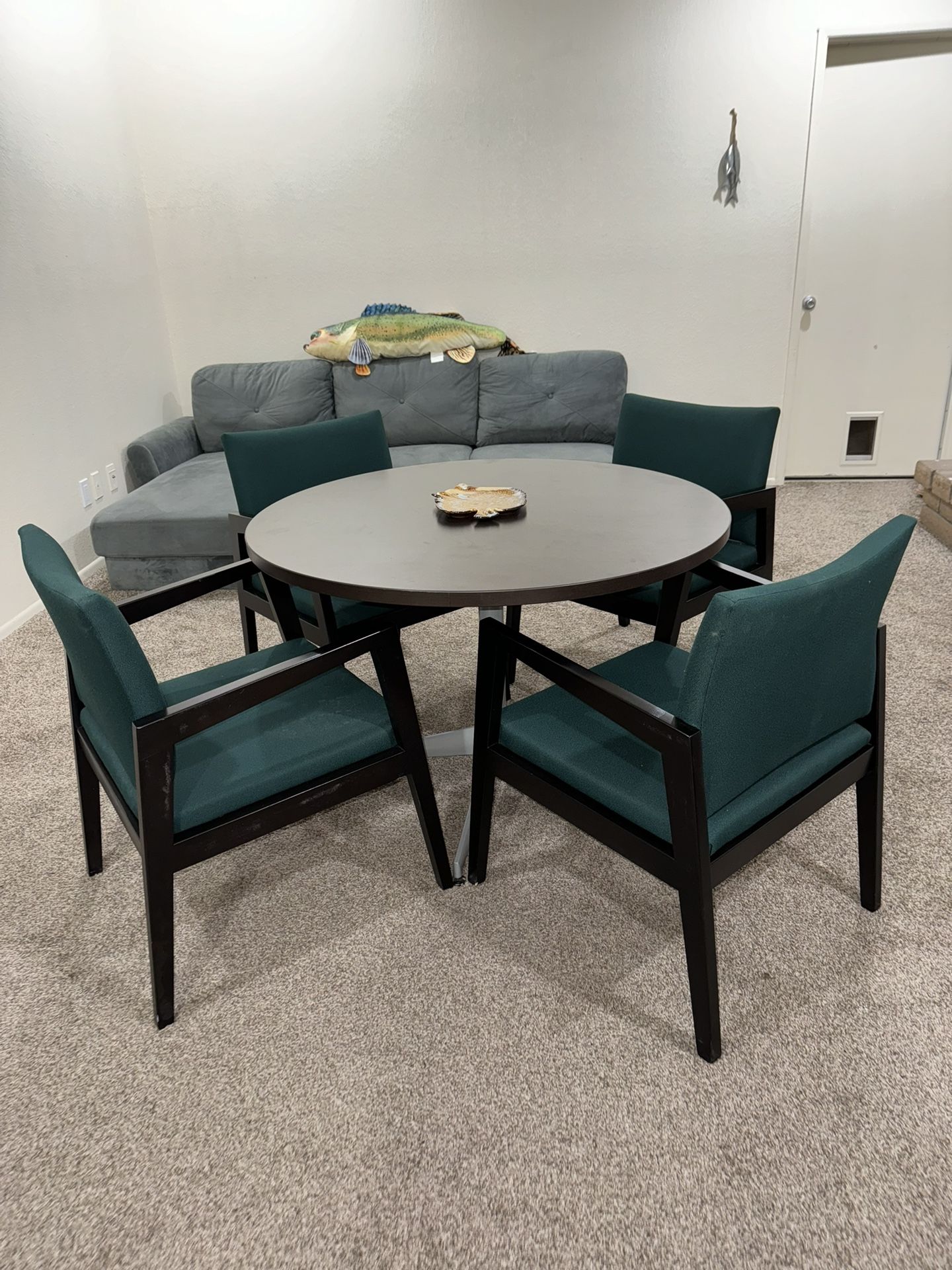 Round Table And 4 Chairs