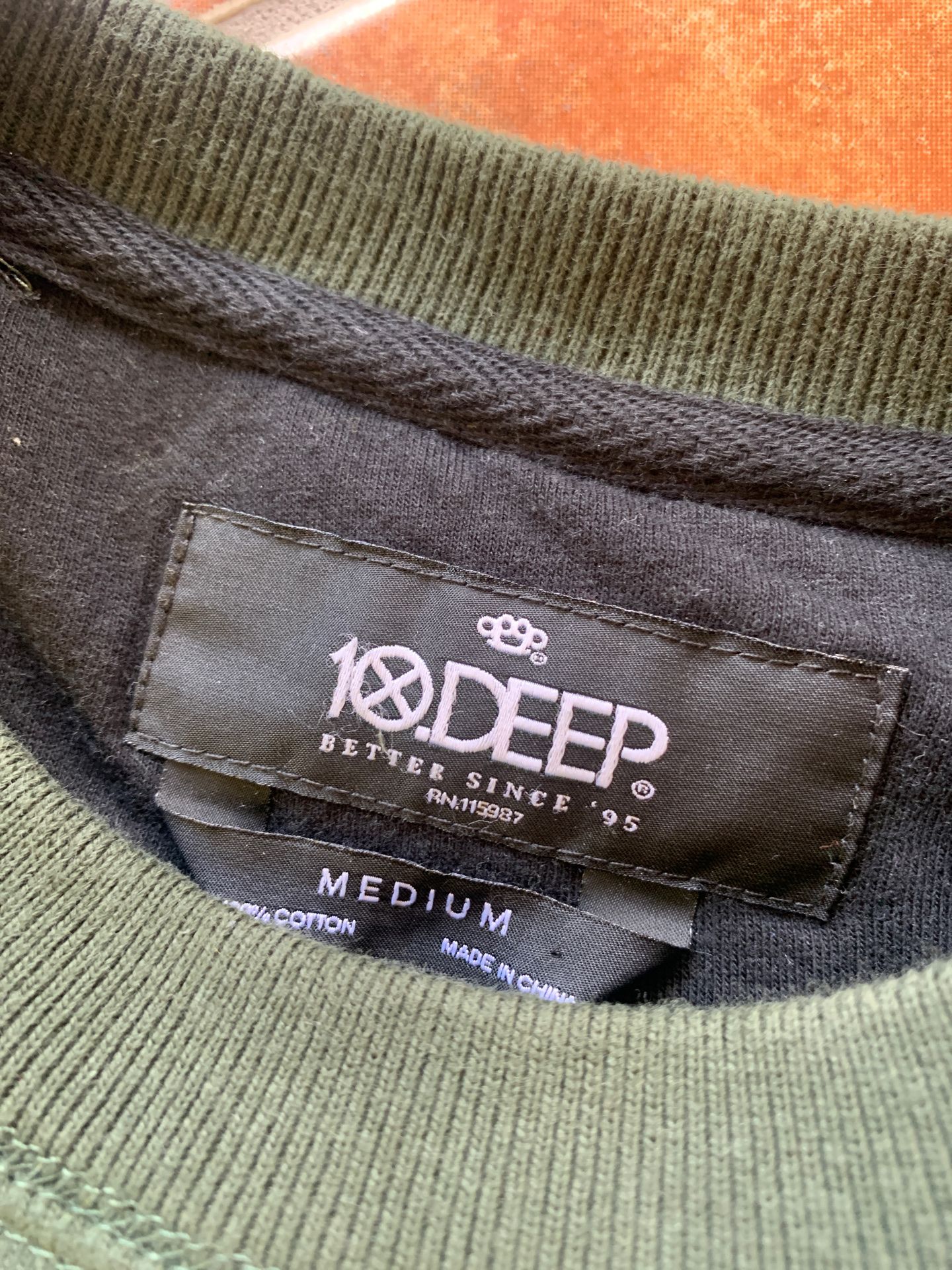10 deep crewneck sz medium