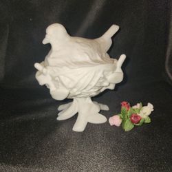 Westmoreland Dove On A Nest Vintage