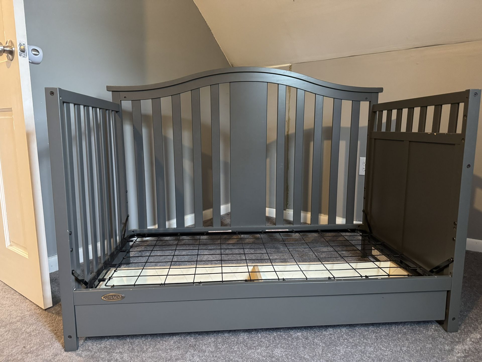 Graco Solano 4-in-1 Convertible Crib & Changer with Drawer