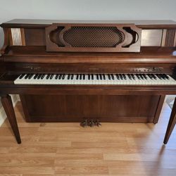 Everett 4106 Console Piano Walnut