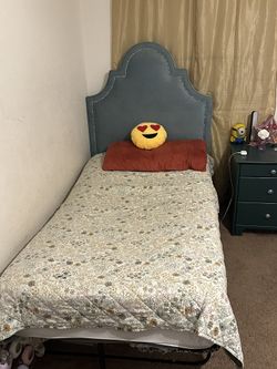 1 Cama 🛌 Tween Solo La Base Y La Cabesera Y 1 Buró No Colchón