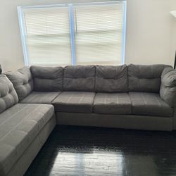 SECTIONAL W/ FULL SIZE PULLOUT BED