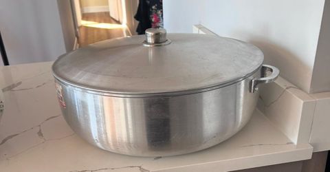 Large aluminum cooking pot for 20 to 25 people meal
